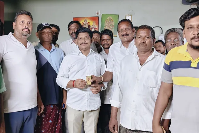 కాటకోటేశ్వరంలో గుర్తింపు కార్డులు పంపిణి కాటకోటేశ్వరంలో గుర్తింపు కార్డులు పంపిణి