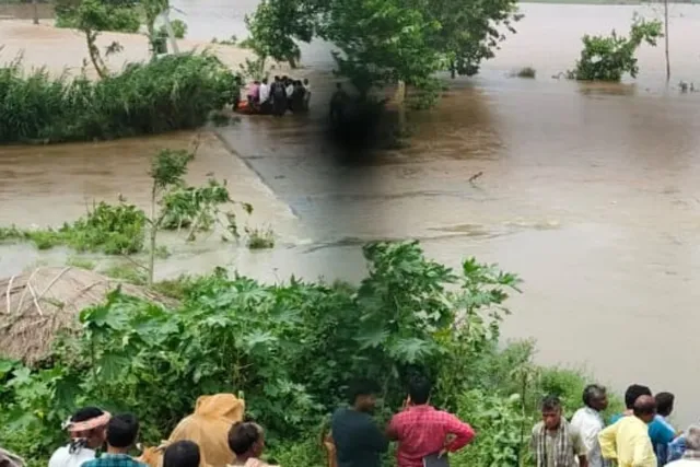 నాగావళి వరద ప్రవాహంలో చిక్కుకున్న అధికారులు నాగావళి వరద ప్రవాహంలో చిక్కుకున్న అధికారులు
