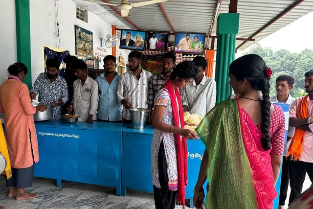 గజముక ఫ్రెండ్స్ యూత్ ఆధ్వర్యంలో అన్నదానం గజముక ఫ్రెండ్స్ యూత్ ఆధ్వర్యంలో అన్నదానం