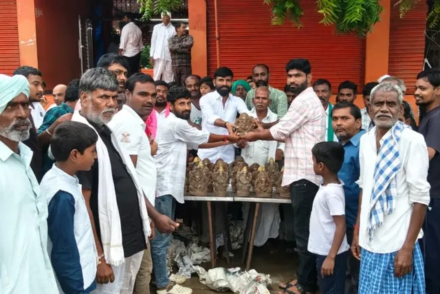 బీర్కూర్ గ్రామంలో మట్టి వినాయకులను పంపిణీ చేసిన సర్పంచ్