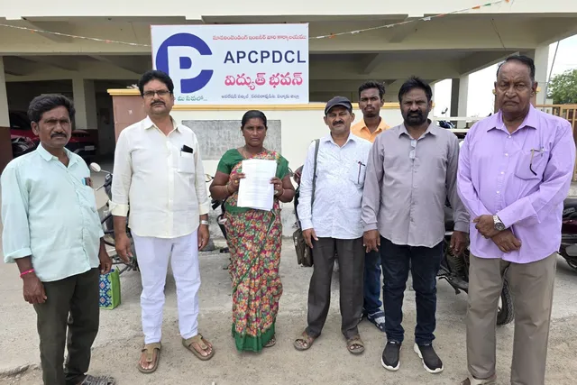 అక్రమ విద్యుత్ తీగలపై ప్రజా సంఘాల నిరసన..అధికారులకు వినతి