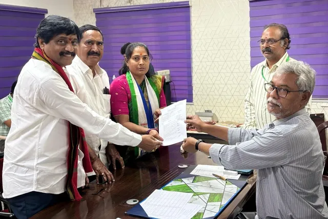 గజపతినగరం జడ్పిటిసి అభ్యర్థిగా సూర్య కళ నామినేషన్ దాఖలు గజపతినగరం జడ్పిటిసి అభ్యర్థిగా సూర్య కళ నామినేషన్ దాఖలు