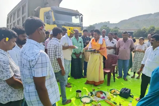 ఓసిత్రిలో వాహనాల పూజలు చేసిన కంపెనీ మేనేజర్
