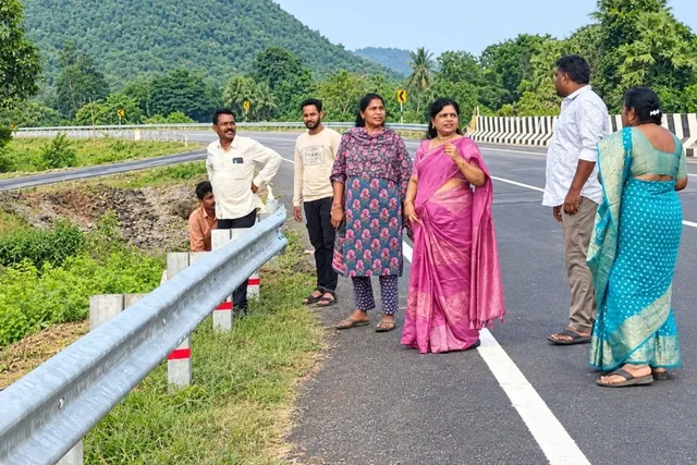 రాజవొమ్మంగిలో జీసీసీ పెట్రోల్ బంకు స్థల పరిశీలన