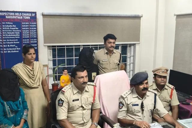 హషిష్ ఆయిల్ తరలిస్తుండగా యువజంట అరెస్ట్ హషిష్ ఆయిల్ తరలిస్తుండగా యువజంట అరెస్ట్