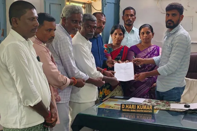 అగళిలో డిమాండ్ల సాధనకు సమ్మె నోటీసు ఇచ్చిన వీఆర్ఏలు