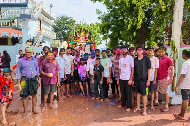 వినాయక లడ్డూ వేలంలో రూ.35 వేలకు దక్కించుకున్న భక్తుడు