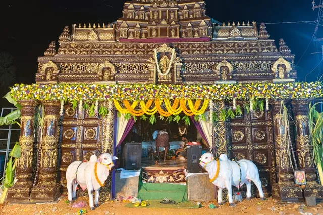 మంత్రముగ్దలను చేస్తున్న వినాయక మండపం