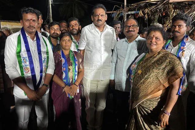 విజయనగరంలో వైసీపీలోకి భారీగా చేరికలు విజయనగరంలో వైసీపీలోకి భారీగా చేరికలు