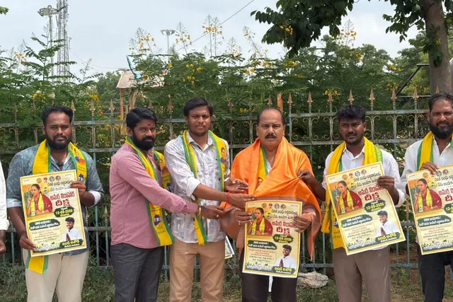 దళితబంధు లబ్ధిదారుల రిలేనిరాహార దీక్ష గోడపత్రిక విడుదల దళితబంధు లబ్ధిదారుల రిలేనిరాహార దీక్ష గోడపత్రిక విడుదల