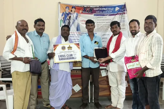 వెంకటాపూర్‌లో పారిశుద్ధ్య కార్మికులకు దసరా కానుకలు: సర్పంచ్