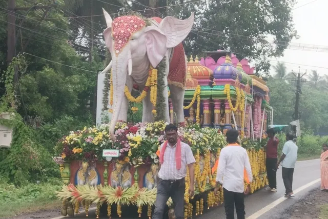 ఐరావతం వాహనంపై గణనాథుడి శోభాయాత్ర