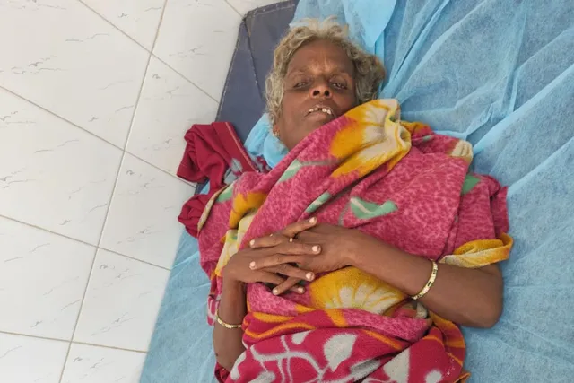 గుర్తుతెలియని వాహనం ఢీకొని వృద్ధురాలు గాయపడటంతో ఆసుపత్రిలో చికిత్స