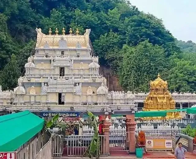 ఇంద్రకీలాద్రిపై రేపు వీఐపీ దర్శనాలు రద్దు..ఈవో శీనా నాయక్