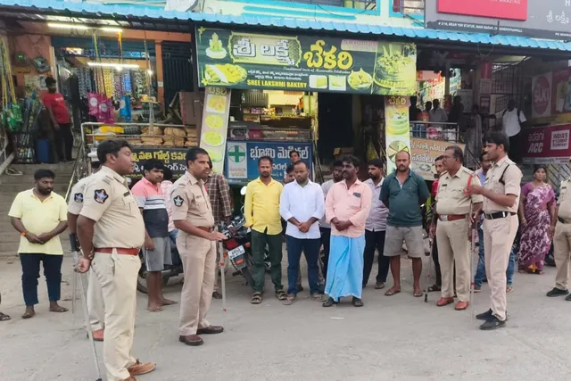 పోలీసులచే దుకాణదారులకు పరిశుభ్రతపై అవగాహన కార్యక్రమం