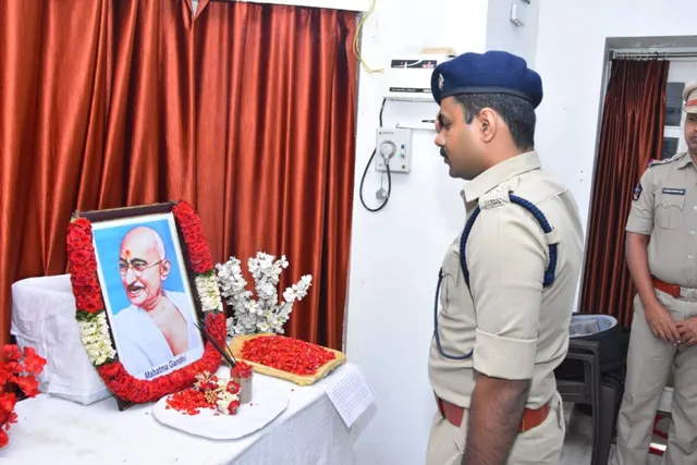 గాంధీ 157వ జయంతి: ఎస్పీ షెల్కే నచికేత్ విశ్వనాథ్ ఘన నివాళులు