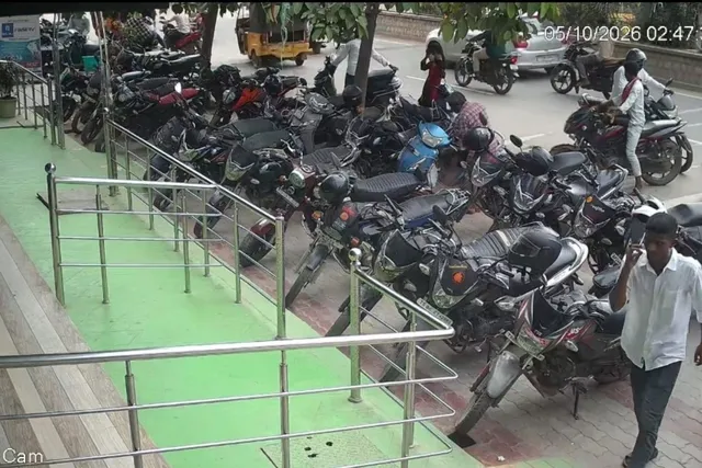 హోటల్ పార్కింగ్‌లో బైక్ చోరీ.. సీసీ ఫుటేజ్‌లో దొంగ