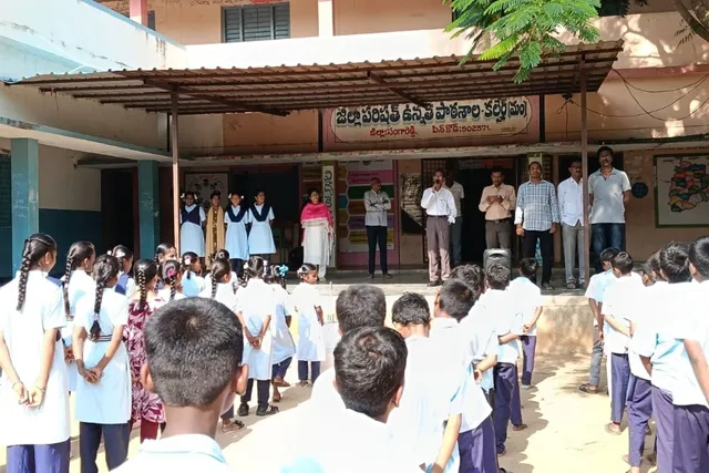 కల్హేర్ జడ్పీహెచ్ఎస్ ను ఎంఈఓ ఆకస్మిక తనిఖీ