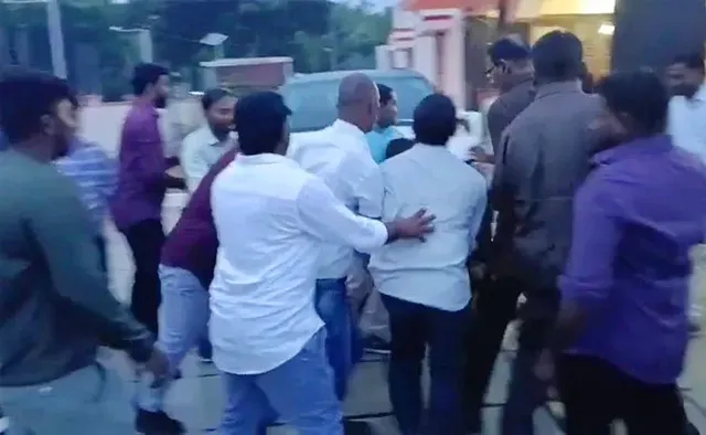 పులివెందులలో హై టెన్షన్‌.. అవినాష్ రెడ్డిని అడ్డుకున్న పోలీసులు!