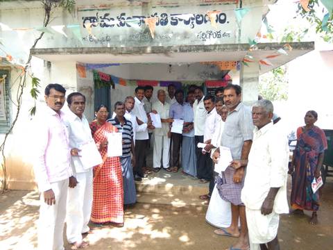 గరిడేపల్లి మండలంలో రైతు భీమా బాండ్లు పంపిణీ