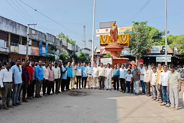 జాతిపిత మహాత్మా గాంధీకి పూలమాల వేసిన యస్టీయు నాయకులు