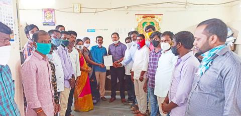 విద్యావలంటీర్లను వెంటనే రెన్యువల్ చేయాలని కలెక్టరేట్ ముందు నిరసన