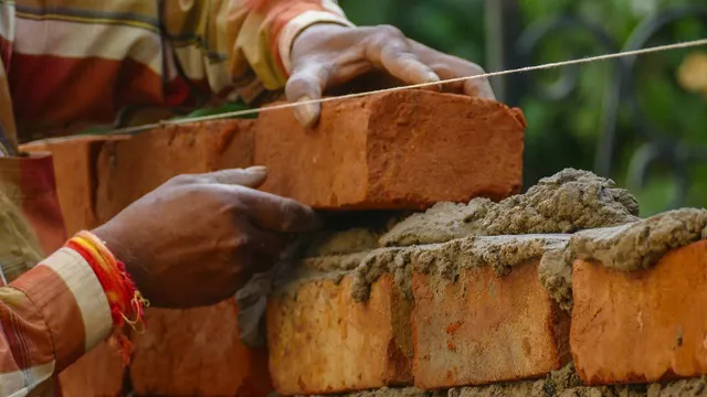 ఇల్లు కట్టే ముందు ఇటుకలను నీటిలో ఎందుకు నానబెడతారు?