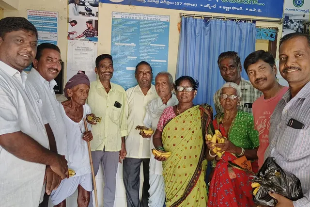 గాంధీ జయంతి సందర్భంగా పండ్ల పంపిణీ