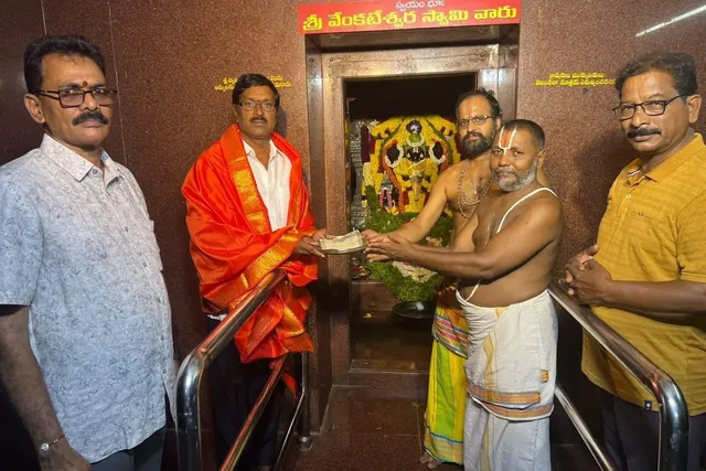కాళ్లకూరు ఆలయ మాడవీధుల విస్తరణకు రూ. లక్ష విరాళం