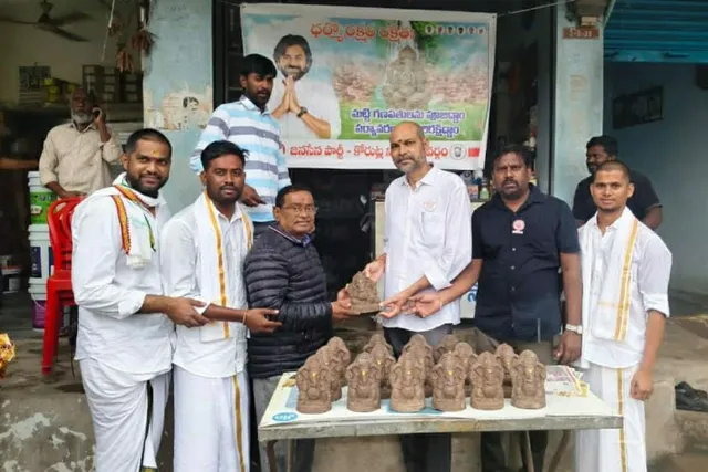 కోరుట్లలో జనసేన ఆధ్వర్యంలో మట్టి గణపతుల వితరణ