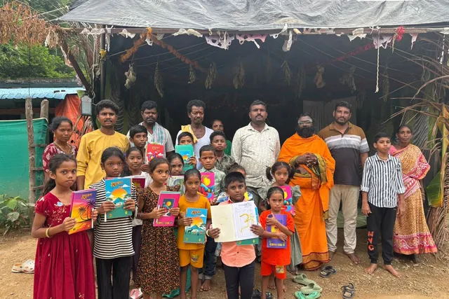 గణేష్ నవరాత్రుల్లో చిన్నారులకు విద్యా సామగ్రి పంపిణీ