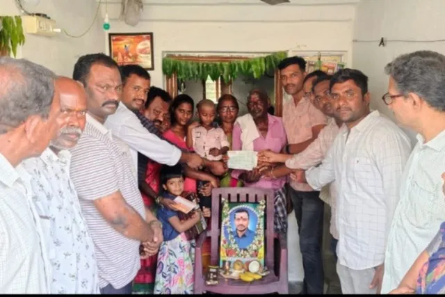 ఫైర్ ఉద్యోగుల అండ: మనోహర్ కుటుంబానికి రూ. 4.28 లక్షల ఆర్థిక సహాయం
