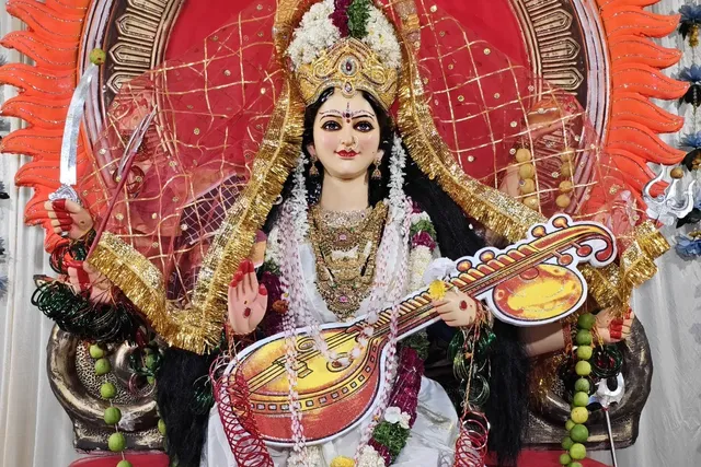 సరస్వతీ దేవి అలంకారంలో దర్శనమిచ్చిన జగన్మాత సరస్వతీ దేవి అలంకారంలో దర్శనమిచ్చిన జగన్మాత