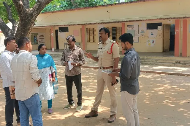 పోలింగ్ బూత్‌లను పరిశీలించిన పలమనేరు అర్బన్ సీఐ