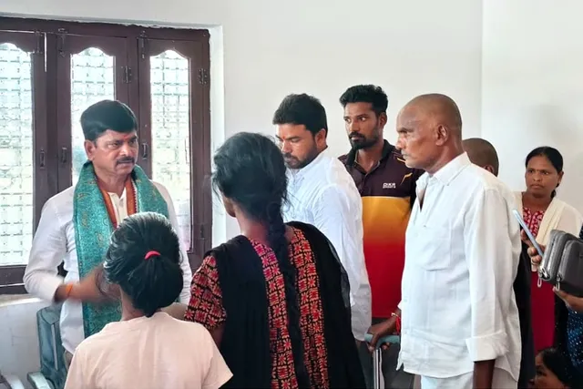 బాధితుల కుటుంబాన్ని పరామర్శించిన తిరుపతి రెడ్డి బాధితుల కుటుంబాన్ని పరామర్శించిన తిరుపతి రెడ్డి