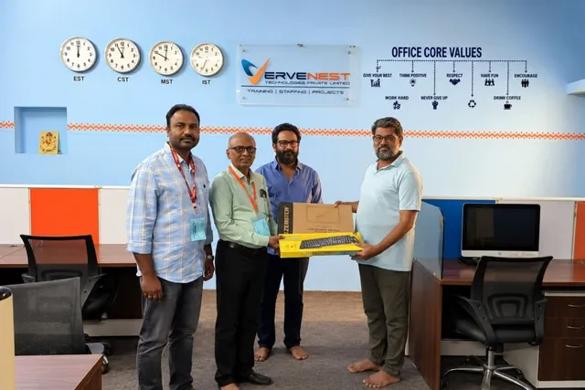 పశువైద్యశాలకు కంప్యూటర్ విరాళం