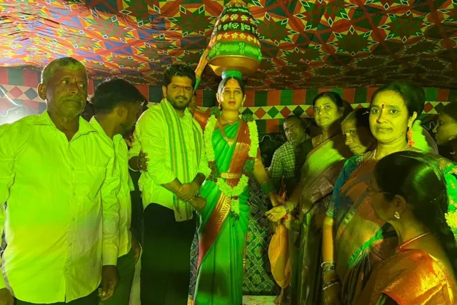 వీణవంకలో బతుకమ్మ విగ్రహాన్ని ఆవిష్కరించిన వొడితల ప్రణవ్