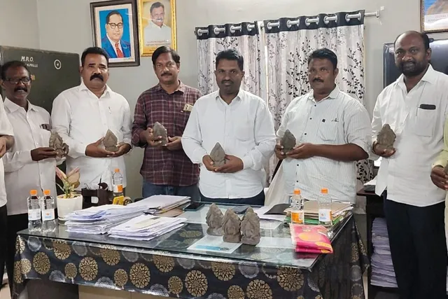 మట్టి వినాయకులను పూజించి పర్యావరణాన్ని కాపాడాలి.. తాసిల్దార్