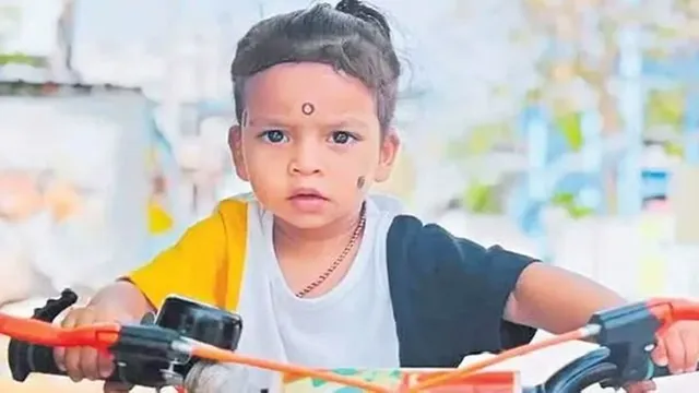 గణేశ్‌ శోభాయాత్రలో చిక్కుకున్న అంబులెన్స్‌.. రెండేళ్ల బాలుడు మృతి