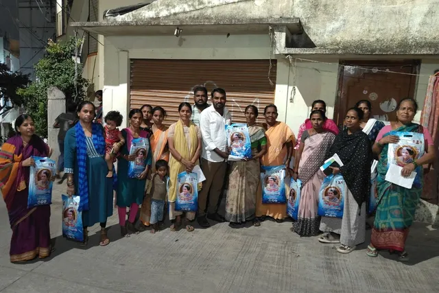 బతుకమ్మ సందర్బంగా చీరల పంపిణీ బతుకమ్మ సందర్బంగా చీరల పంపిణీ
