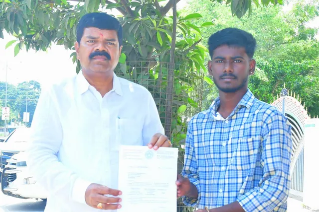 వైద్య చికిత్స కోసం రూ. 5 లక్షల ఎల్‌ఓసీ అందజేసిన ఎమ్మెల్యే