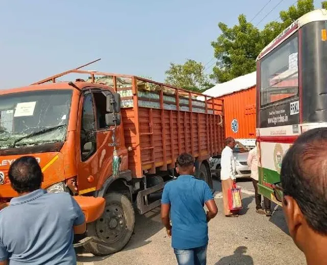 ఆర్టీసీ బస్సును ఢీకొన్న డీసీఎం వ్యాన్