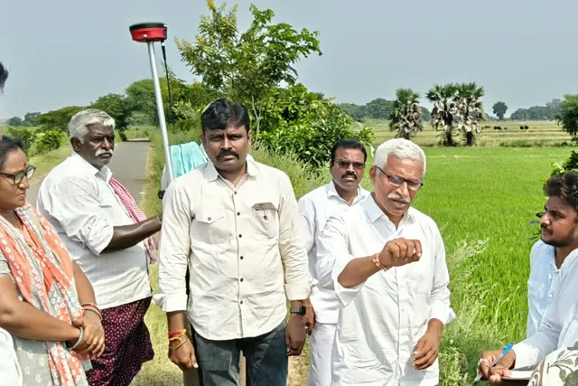 భూ రీసర్వేను పరిశీలించిన అడిషనల్ కలెక్టర్ శ్రీనివాసరెడ్డి భూ రీసర్వేను పరిశీలించిన అడిషనల్ కలెక్టర్ శ్రీనివాసరెడ్డి