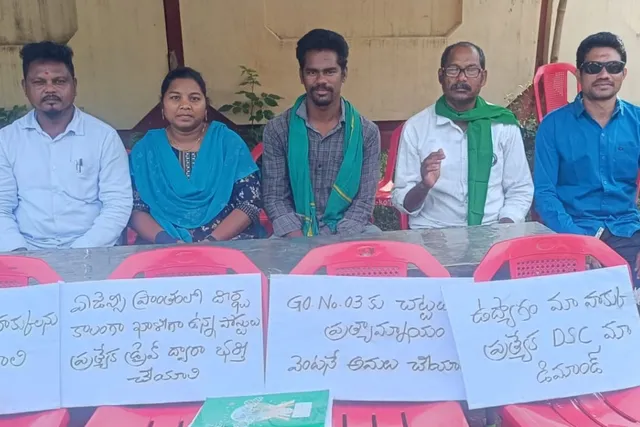రెండో రోజుకు చేరిన ఆదివాసీల రిలే నిరాహార దీక్షలు