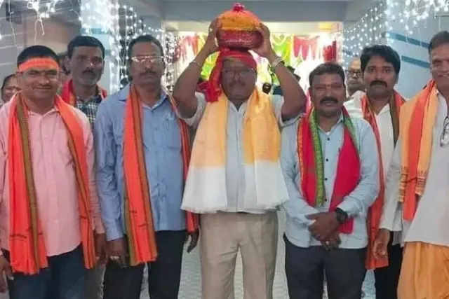 వేలంపాటలో లడ్డూ దక్కించుకున్న మాజీ కౌన్సిలర్ వేలంపాటలో లడ్డూ దక్కించుకున్న మాజీ కౌన్సిలర్