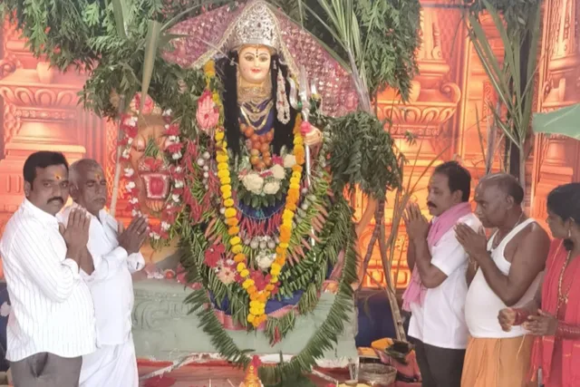 సింగరేణి కార్మిక గర్జనకు బయలుదేరే ముందు దుర్గామాతకు పూజలు సింగరేణి కార్మిక గర్జనకు బయలుదేరే ముందు దుర్గామాతకు పూజలు