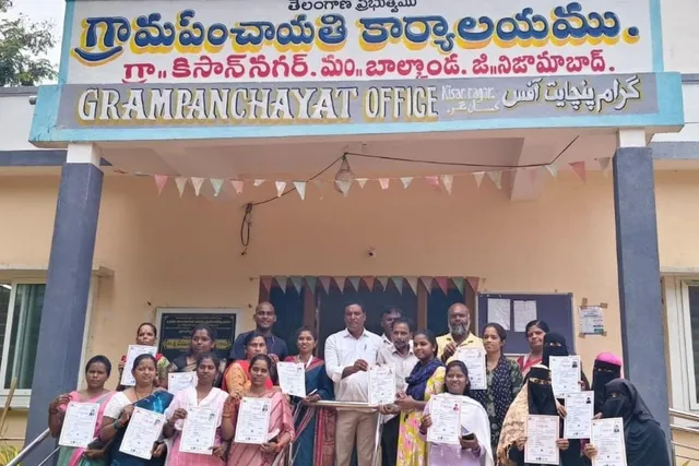 టైలరింగ్ కోర్స్ పూర్తి చేసిన మహిళలకు సర్టిఫికెట్ల పంపిణీ