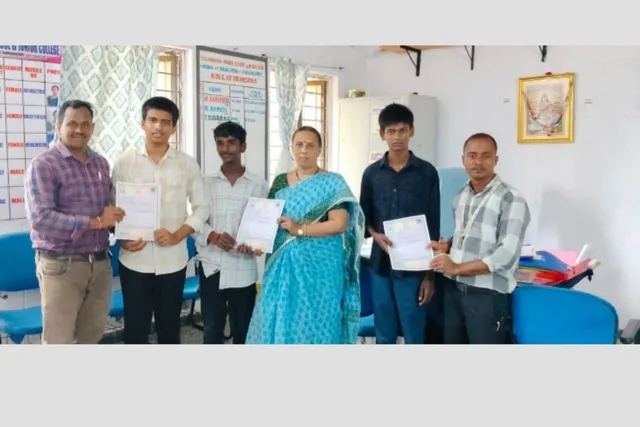 మోర్గి మోడల్ స్కూల్లో విద్యార్థులకు లాంగ్ మెమోలు అందజేత