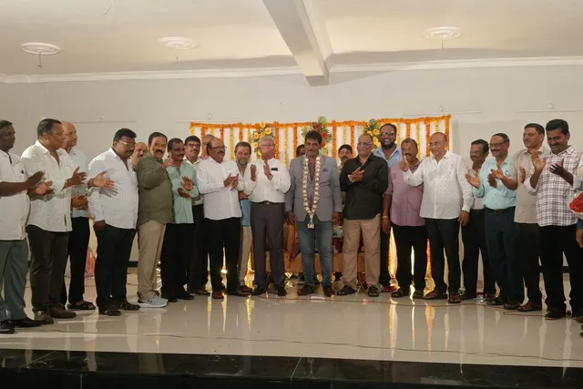 వెంకటరమణ మాస్టారును సత్కరించిన ఉపాధ్యాయులు, మిత్రులు