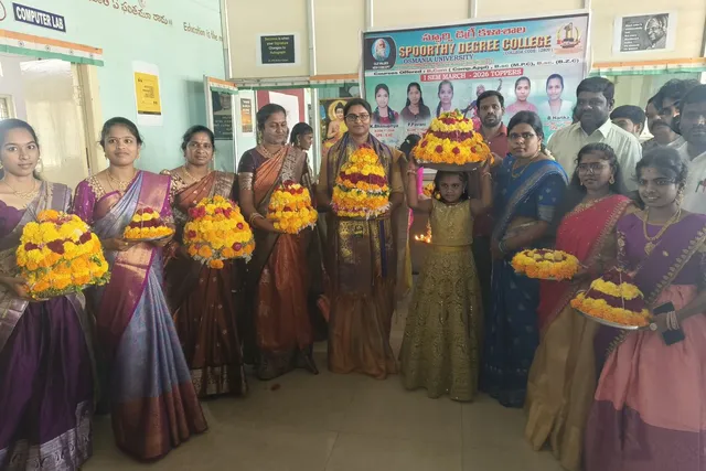శ్రద్ధ స్ఫూర్తి కళాశాలలో బతుకమ్మ సంబరాలు శ్రద్ధ స్ఫూర్తి కళాశాలలో బతుకమ్మ సంబరాలు